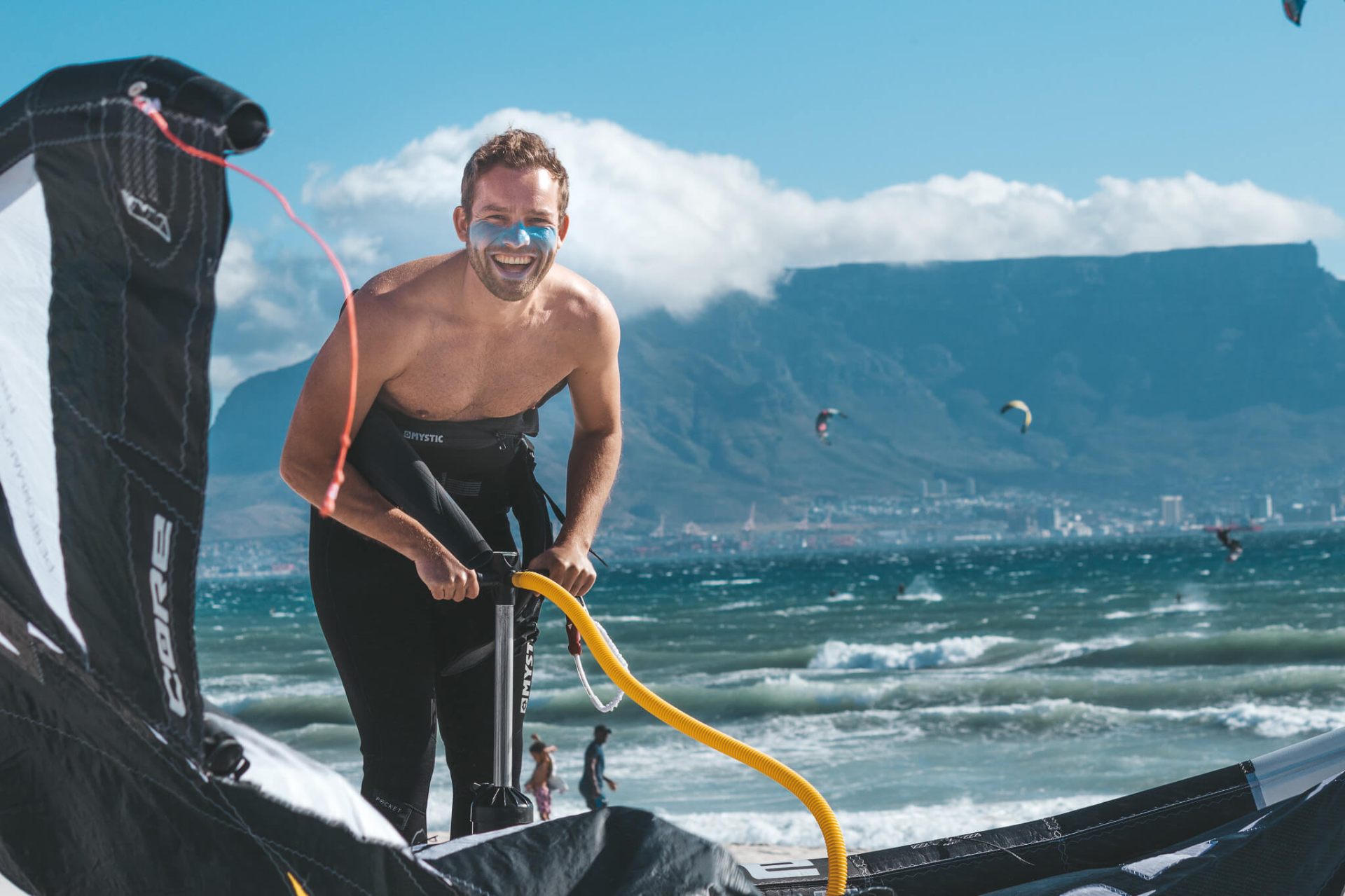 Kite-Abo Ausrüstung – Kitesurfer mit Core Kite und Board